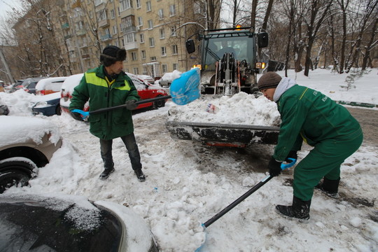 Коммунальщики в Москве после непогоды убирают снег в усиленном режиме