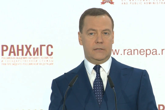 Медведев рассказал, по чьей вине Россия отказывается от доллара