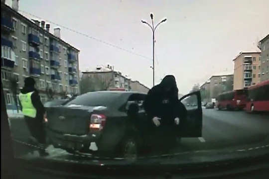 Появилось видео наезда автомобиля Chevrolet на инспектора ГИБДД в Казани
