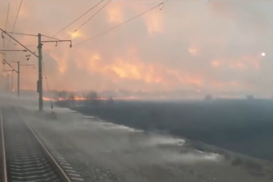 Пожары в Приморье подобрались к Транссибу