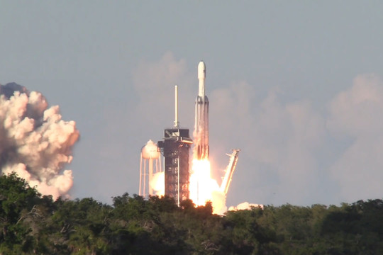 SpaceX Илона Маска провел первый коммерческий запуск сверхтяжелой ракеты