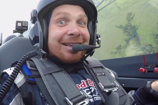 Гонщик команды «КАМАЗ-Мастер» совершил полет на Red Bull Air Race