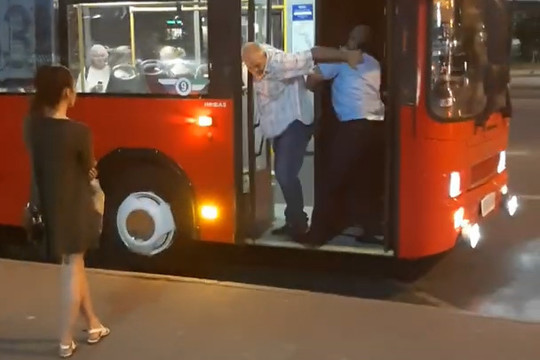 В Казани подрались водитель и пассажир автобуса