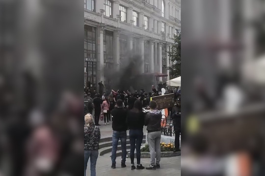 Фанаты ЦСКА сожгли дымовые шашки на центральной улице Казани
