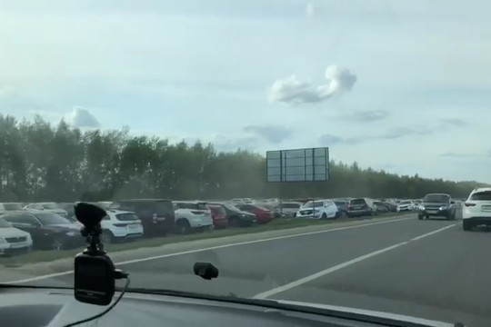 Автолюбители организовали стихийную парковку в поле возле «Казань Экспо»