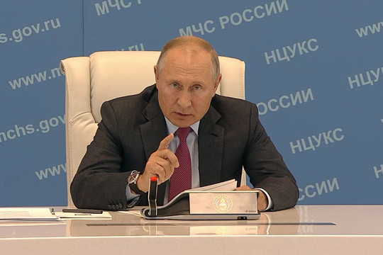 Путин пожаловался чиновникам на бюрократию