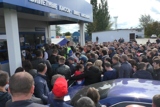 Очередь по записи и три билета в одни руки: в Челнах ажиотаж на матч ФК КАМАЗ – «Спартак»