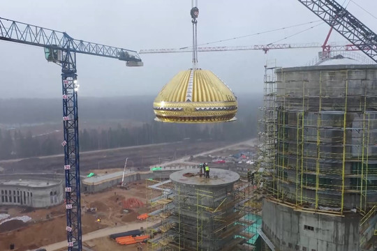 На Главный храм Вооруженных сил России установили первый купол