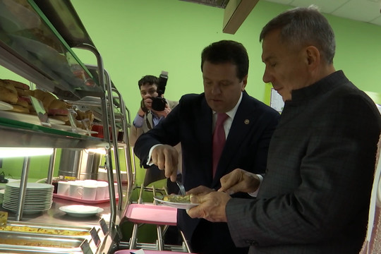 «Тәмле!»: Минниханов и Метшин попробовали горячее школьное питание