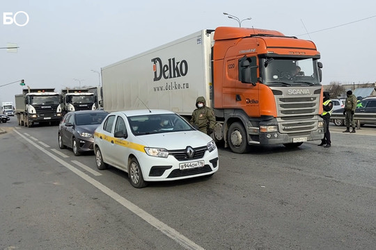 В Казани на Горьковском шоссе полиция проверяет автотранспорт