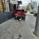 Около казанского ТЦ «Кольцо» водитель автомобиля сбил девушку и врезался в столб