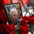В Петербурге установили памятник Пригожину на его могиле