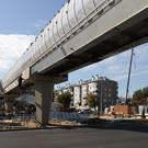 Стало известно, когда на Горьковском шоссе откроют надземные пешеходные переходы, установленные еще в октябре