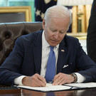Президент США подписал закон о поставках Украине вооружений по ленд-лизу
