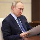 Путин подписал закон о 15-летнем тюремном сроке за фейки об участвующих в СВО добровольцах