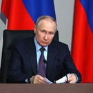 Путин подписал закон о лишении приобретенного гражданства РФ за дискредитацию армии