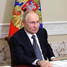 Путин поручил принять меры для сокращения оттока россиян за рубеж