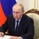 Песков сообщил, что Путин постоянно получает доклады о ситуации в Шебекино