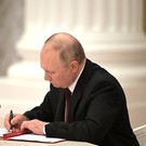 Путин проиндексировал на 5,5% зарплаты ряда чиновников