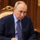 Путин потребовал от правительства оперативных решений по ситуации с топливом