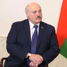 Лукашенко во время поездки в Гомель подарили гранатомет