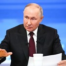 Путин потребовал не отправлять на передовую женщин-военкоров
