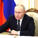 Путин впервые приехал в свой предвыборный штаб
