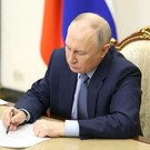 Путин подписал закон о том, как «судить» религиозную литературу. Документ приняли после случая в Татарстане