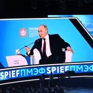 «Вы прикорнули немножко, хрюкнули»: Путин встал на защиту правительства РФ