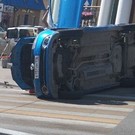 На Профсоюзной в Казани авто опрокинулось на бок на «пешеходке» – на месте собирается пробка 