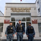 В Зеленодольске мужчина попытался попасть в здание суда с двумя ножами