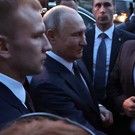 Путин вышел пообщаться к жителями Владикавказа – люди ждали президента несколько часов 