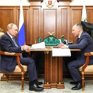 Глава Ярославской области подарил Путину шеврон артиллеристов с СВО