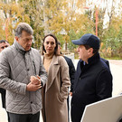 Метшину показали столы для пикника и скамейки-кресла в благоустроенном сквере на Карбышева 