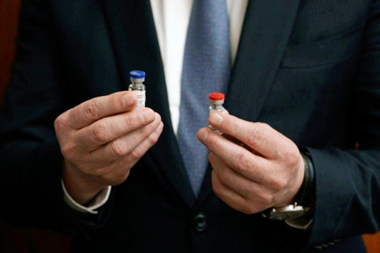 «Я не мышь, не кролик, не примат»: врач-пульмонолог не доверяет российской вакцине