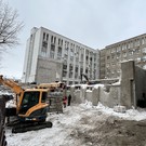 В Казани сносят аварийный блок здания возле управления архитектуры города