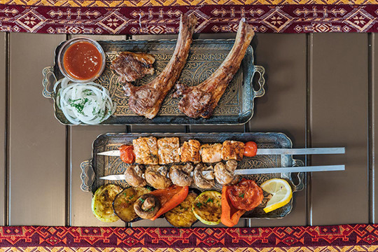 Цены как в кафе, обслуживание как в ресторане: Medina Food открыла заведение нового формата