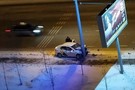 Соцсети: В Казани такси на полной скорости въехало в столб