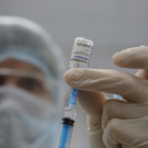 ВОЗ одобрила вакцину AstraZeneca для экстренного использования