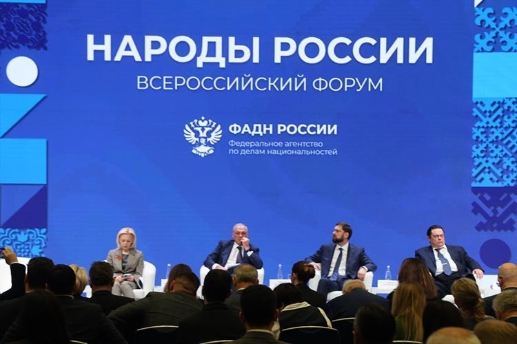 На форуме «Народы России» обсудили необходимость возвращения идеологии патриотизма