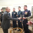 Путин выпил шампанское с бойцами СВО: «Дайте нам, а то не пахнет Новым годом!»