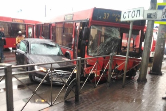 6 человек пострадали в ДТП в центре Казани – столкнулись автобус и Audi