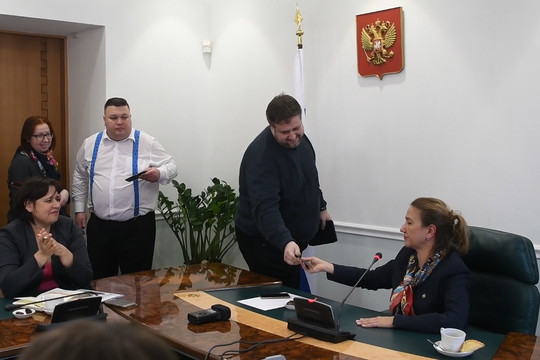 Барыкин подарил Аюповой билеты на показ фильма «Водяная»