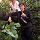 В Казани из-за сильного ветра упало дерево. Слава КПСС решил использовать его как антураж для фото