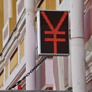 Эксперт рассказал, когда юань обгонит доллар