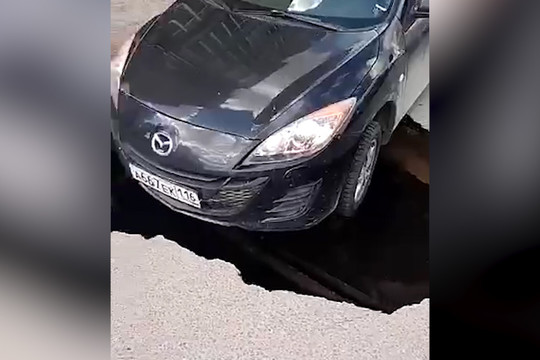 В Казани иномарка чуть не угодила в дыру в асфальте. Ее спас очевидец