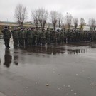 На территории танкового училища в Казани провожают мобилизованных