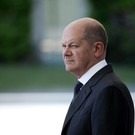 Шольц заявил, что не пошел бы с Путиным в Альпы 