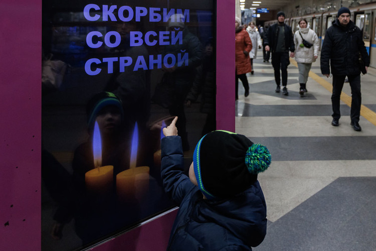В городах Татарстана появились стихийные мемориалы в память о погибших в «Крокусе»
