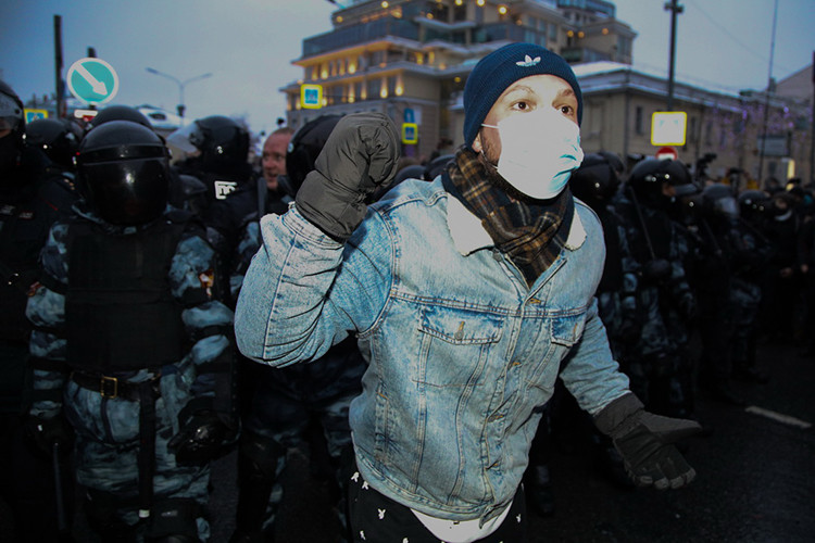 Крутили и винтили: в поддержку Навального на улицы Москвы вышли около 40 тыс. человек